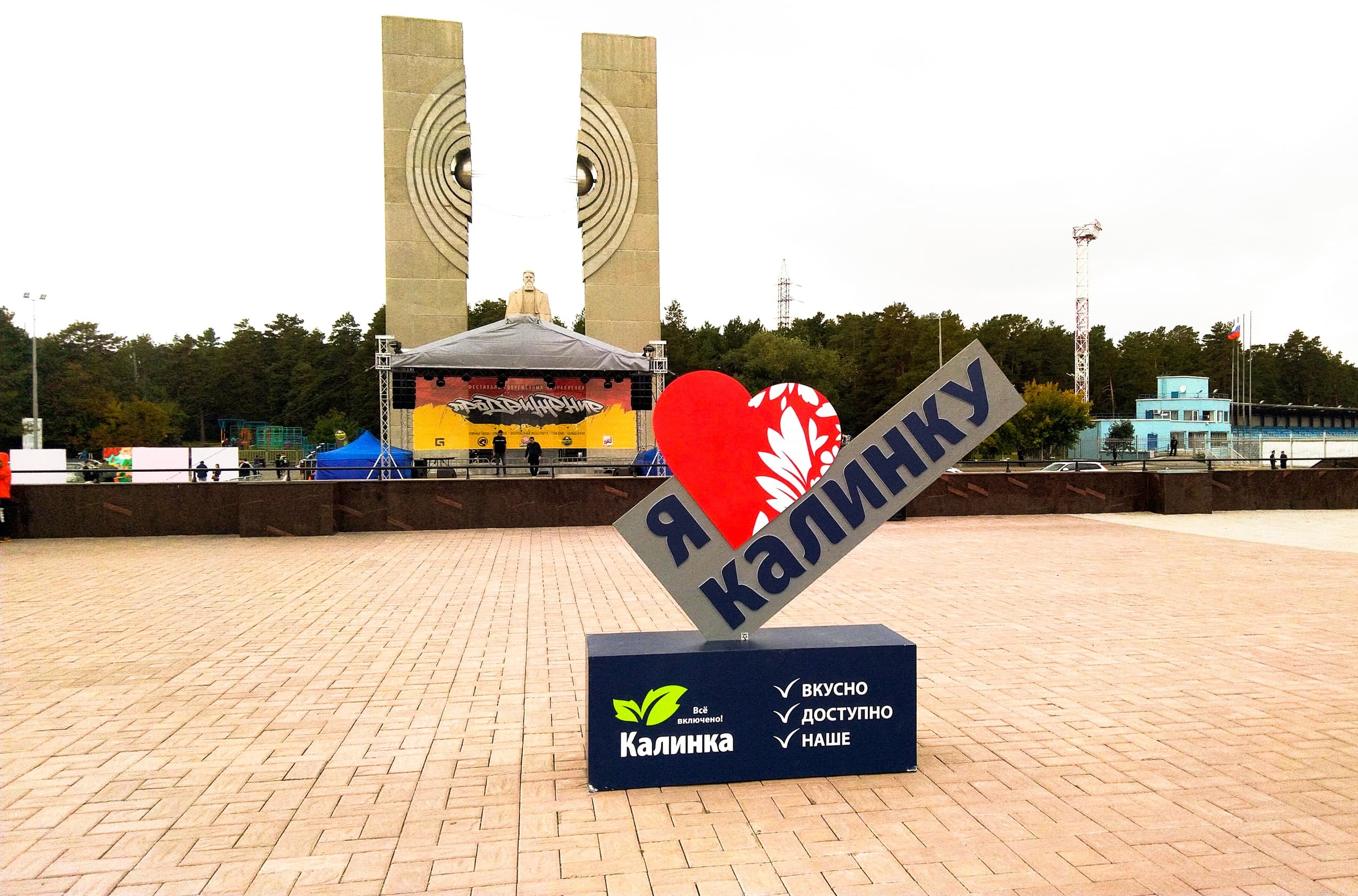 Сотрудница компании «Калинка» на складе готовой продукции